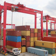 RTG & RMG Container Krane bewegen Container in einem Container Block 